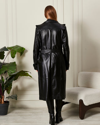 Manteau long en cuir avec épaulettes et ceinture