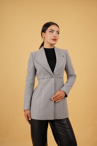 Veste ¾ femme en laine, col à revers cranté, coupe cintrée et bouton unique.