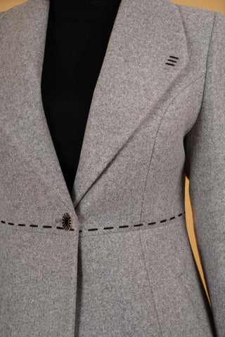 Veste ¾ femme en laine, col à revers cranté, coupe cintrée et bouton unique.