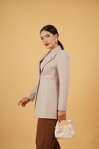 Veste ¾ femme en laine, col à revers cranté, coupe cintrée et bouton unique.
