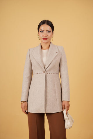 Veste ¾ femme en laine, col à revers cranté, coupe cintrée et bouton unique.