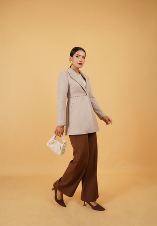 Veste ¾ femme en laine, col à revers cranté, coupe cintrée et bouton unique.