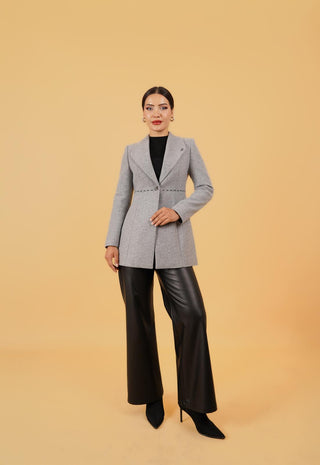 Veste ¾ femme en laine, col à revers cranté, coupe cintrée et bouton unique.