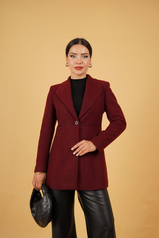 Veste ¾ femme en laine, col à revers cranté, coupe cintrée et bouton unique.