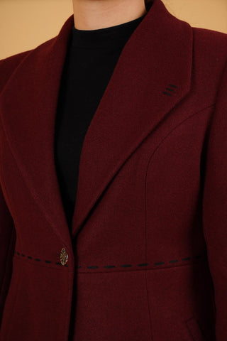 Veste ¾ femme en laine, col à revers cranté, coupe cintrée et bouton unique.