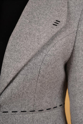 Veste ¾ femme en laine, col à revers cranté, coupe cintrée et bouton unique.